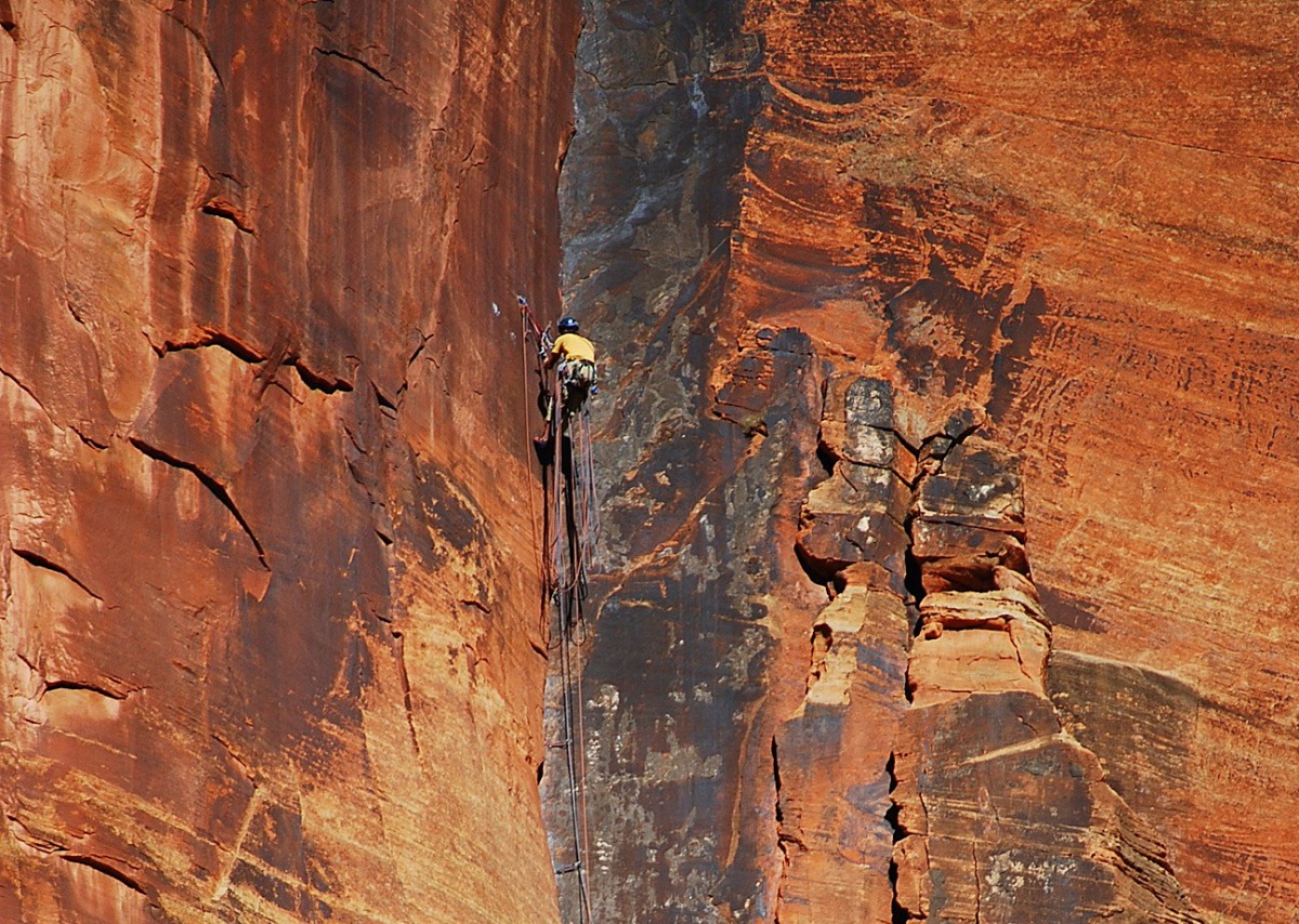 Foto di scalatori che scalano le pareti di Zion NP